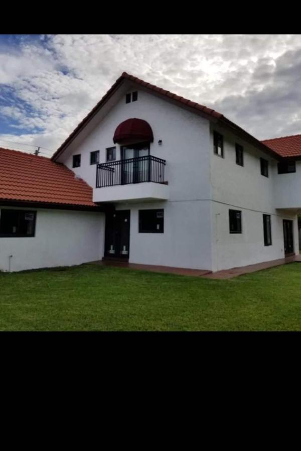 Privatunterkunft Spanish Style House - Free Parking
