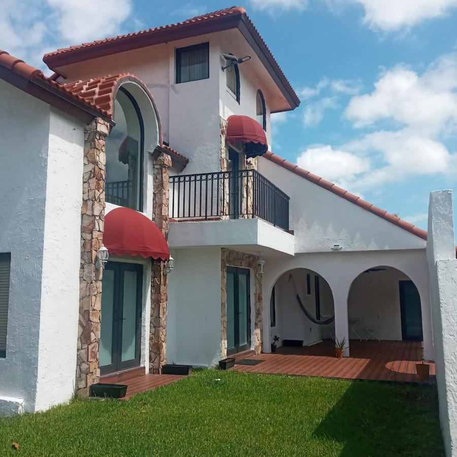 Spanish Style House - Free Parking Privatunterkunft *